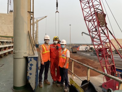 QUẶNG SẮT LÀO QUÁ CẢNH TẠI CỬA KHẨU CHALO VÀ CẢNG VŨNG ÁNG.